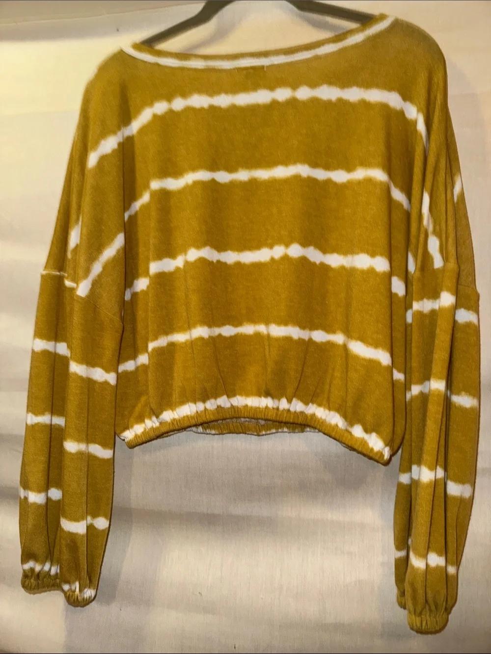 en crème Collection Mustard Striped Cropped Long-Sleeve Top
